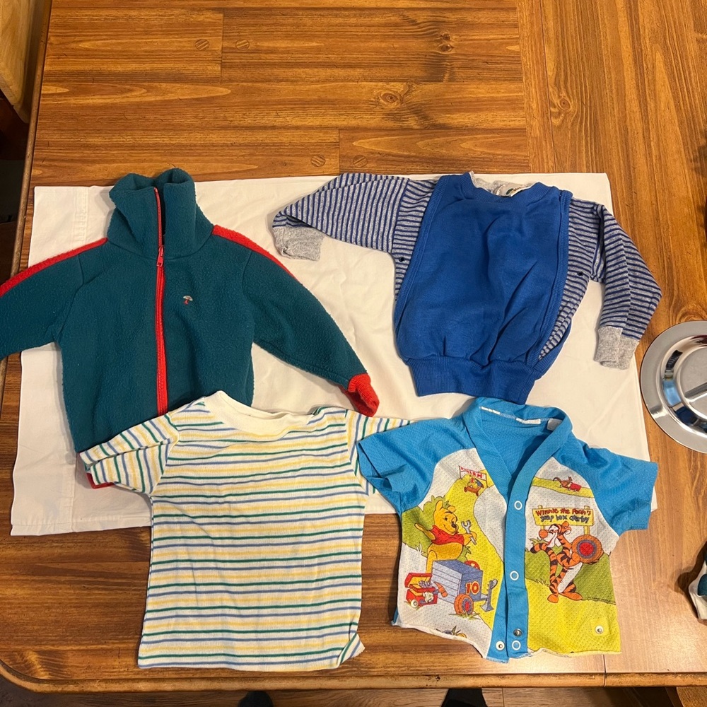 (4) Boys shirts size (2T)